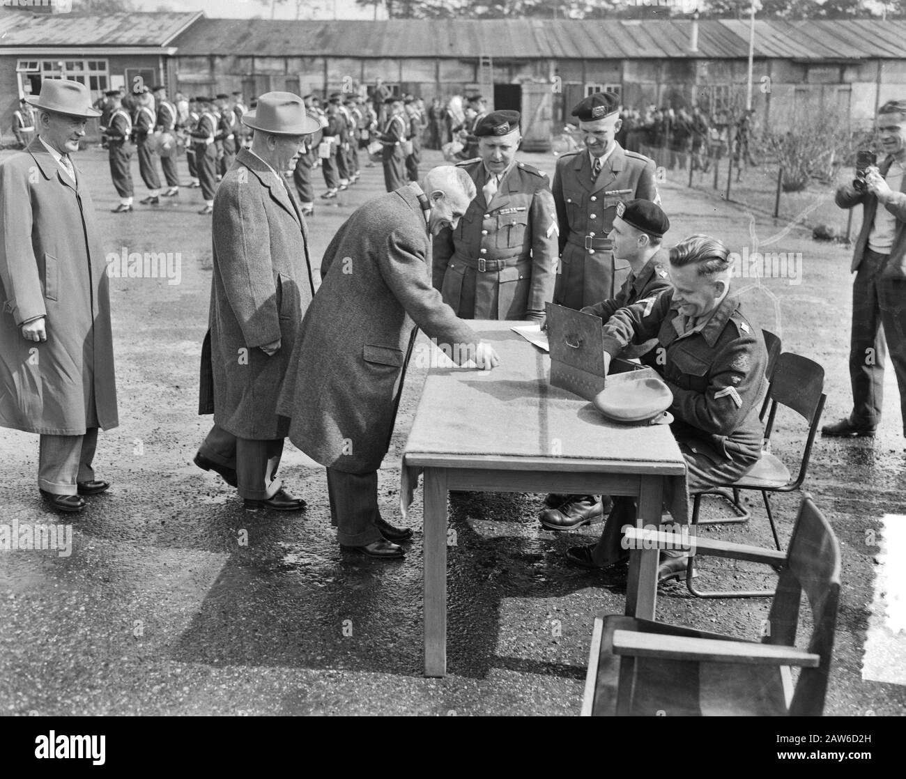 Alte Soldaten ein anderer Tag Arbeit am Teil Amersfoort Datum: 24. April 1956 Ort: Amersfoort Schlüsselwörter: Soldaten Stockfoto