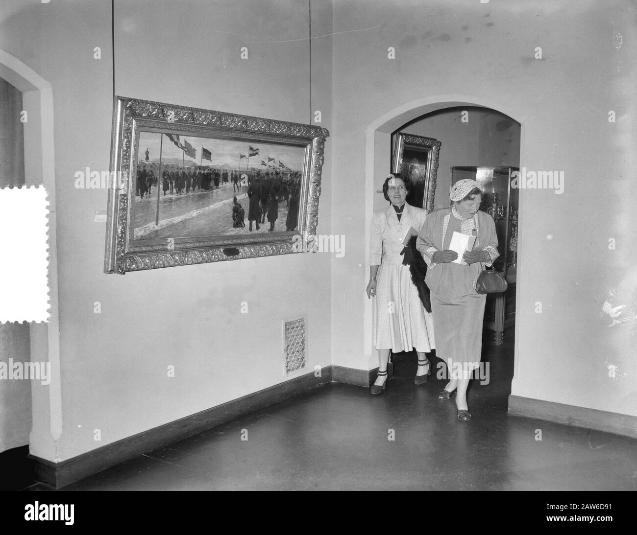Königin Juliana bei der Eröffnung der Ausstellung über königliches Anwesen aus dem Centraal Museum in Utrechter Königin Juliana besucht die Ausstellung, neben ihren Mama. Sawyer, Leiter des Zentralmuseums Datum: 11. Mai 1956 Ort: Utrechter (Provinz), Utrechter (Stadt) Schlüsselwörter: Queens, Openings, Paintings, Exhibitions Person Name: Sawyer, M.E., Juliana (Königin Niederlande) Stockfoto