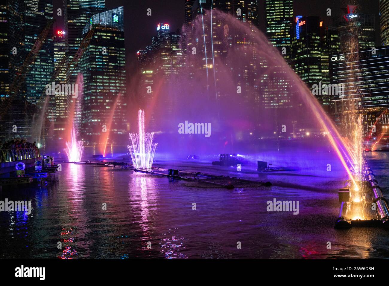 Singapur, April 2019. Die Licht- und Wassershow in Marina Bay Sands. Spectra - EINE Licht- und Wassershow ist eine frei zugängliche Licht- und Wassershow im Freien Stockfoto