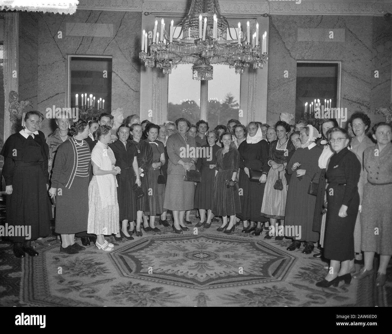 Königin Juliana besucht die Ausstellung Start 5 im Centraal Museum in Utrechter. Das Recht Ihrer Majestät ms. Dr. M. E. Sawyer, Leiter des Museums Datum: 19. Oktober 1956 Ort: Utrechter, Utrechter Schlüsselwörter: Königin, Museen, Direktoren, Ausstellungen Personenname: Sawyer, ME, Juliana (Königin Niederlande) Stockfoto