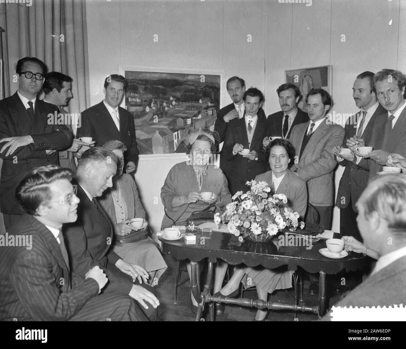 Königin Juliana besucht die Ausstellung Start 5 im Centraal Museum in Utrechter. Links von Ihrer Majestät Frau von der Palast-Baronin Bis rechts Ihrer Majestät ms. Dr. M. E. Sawyer, Leiter des Museums Datum: 19. Oktober 1956 Ort: Utrechter, Utrechter Schlüsselwörter: Königin, Ausstellungen Personenname: Juliana (Königin Niederlande), Juliana, Königin, Till, baronin of Stockfoto