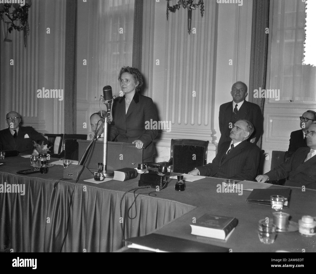 Polen. Regierungserklärung im parlament. Grund Minister ms. . Dr. M. M. Klompé Datum: 23. Oktober 1956 Stichwörter: REGIERUNGSERKLÄRUNGEN, Minister, Reden Personenname: Klompé, Name des Marga-Instituts: Unterhaus Stockfoto