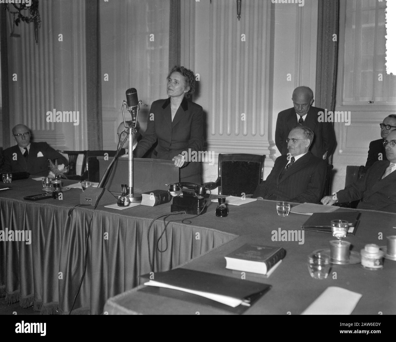 Polen. Regierungserklärung im parlament. Grund Minister ms. . Dr. M. M. Klompé Datum: 23. Oktober 1956 Stichwörter: REGIERUNGSERKLÄRUNGEN, Minister, Reden Personenname: Klompé, Name des Marga-Instituts: Unterhaus Stockfoto