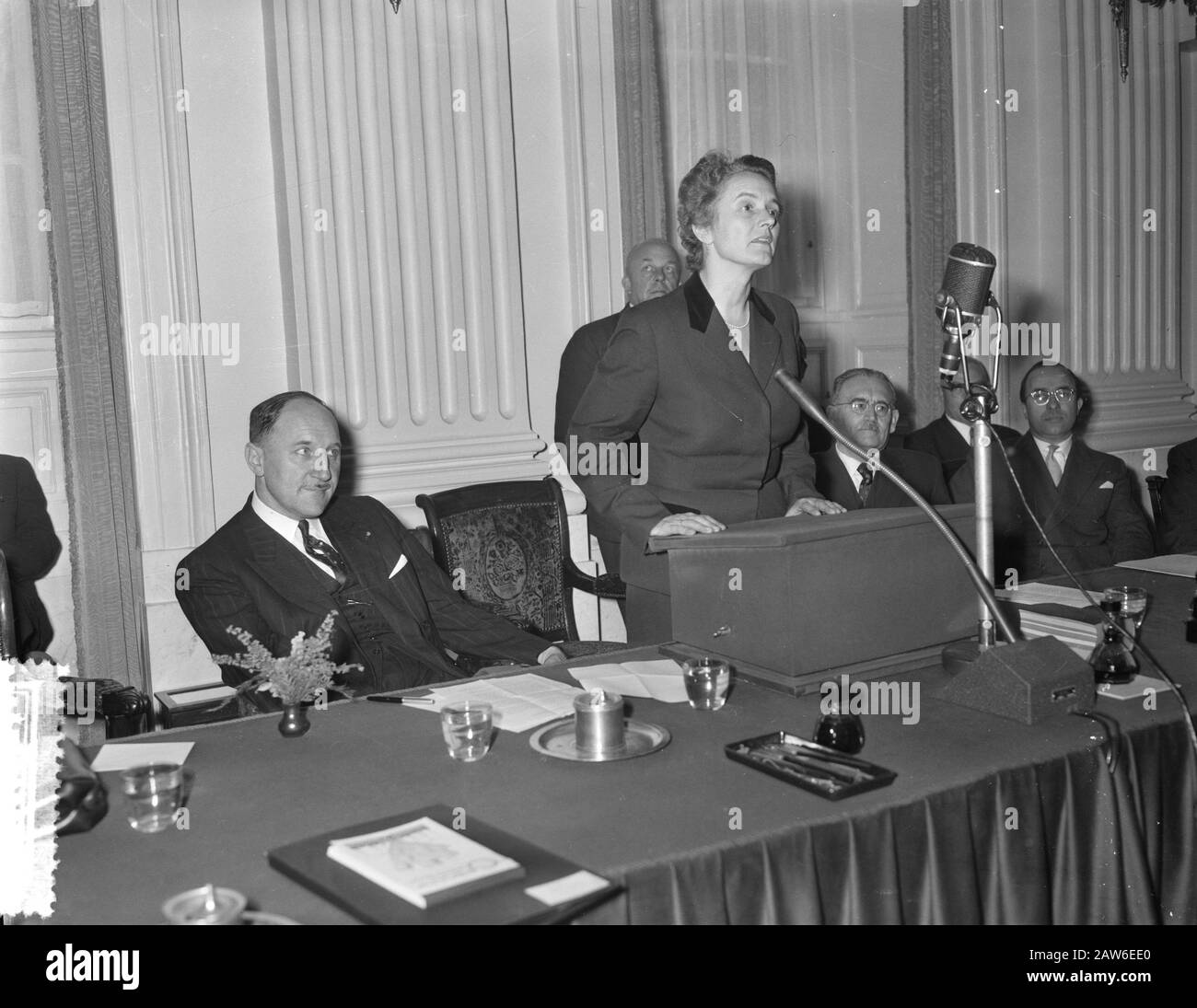 Polen. Regierungserklärung im parlament. Grund Minister ms. . Dr. M. M. Klompé Datum: 23. Oktober 1956 Stichwörter: REGIERUNGSERKLÄRUNGEN, Minister, Reden Personenname: Klompé, Name des Marga-Instituts: Unterhaus Stockfoto