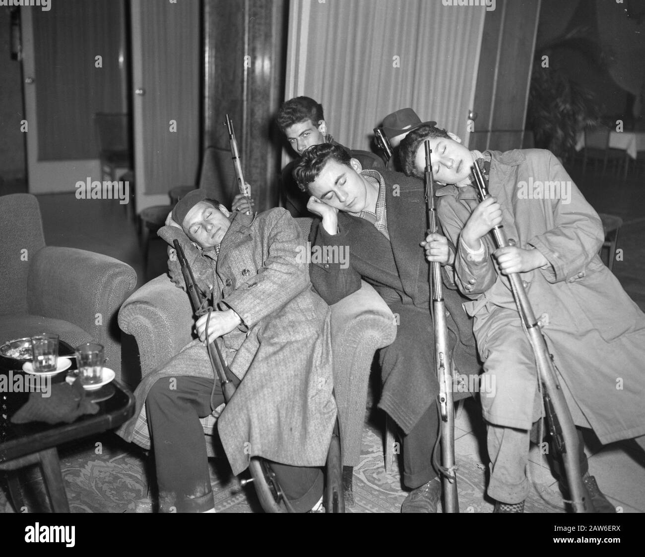 Die neuesten Bilder aus Budapest. Schlafende Widerstandskämpferinnen mit Waffen Datum: 2. November 1956 Ort: Budapest Schlagwörter: Gewehre, Widerstandskämpferinnen Stockfoto