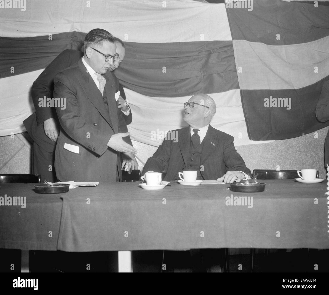 Protesttreffen für russische Invasion in Ungarn in den Twentehallen in Enschede. Referenten mr. CPM Romme (sitzend) und E.A. Vermeer (Stand) Datum: 4. November 1956 Ort: Enschede Schlüsselwörter: Meetings Personenname: Romme, CPM, Vermeer, Evert Stockfoto