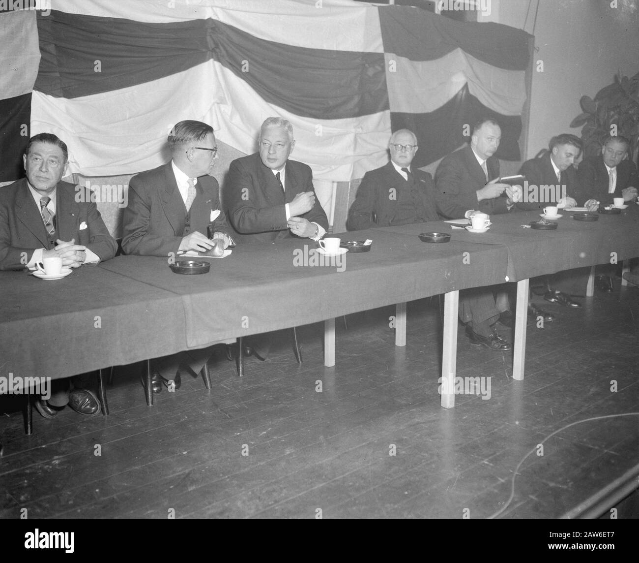 Protesttreffen für russische Invasion in Ungarn in den Twentehallen in Enschede. Referenten mr. CPM Romme (4. Von rechts) und E.A. Vermeer (2. Von links) Datum: 4. November 1956 Ort: Enschede Schlüsselwörter: Meetings Personenname: Romme, CPM, Vermeer, Evert Stockfoto