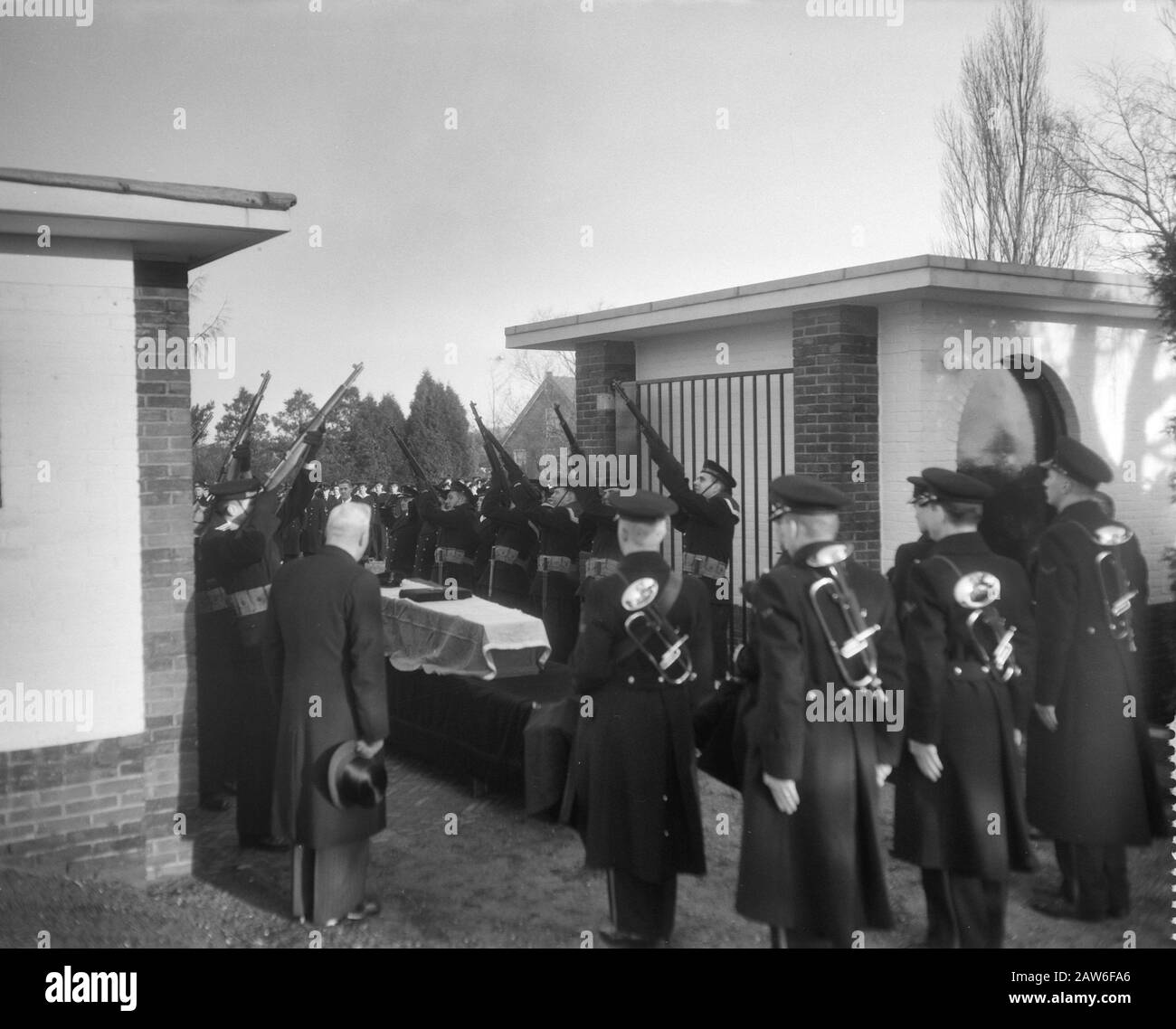 Marvo Funeral Chefautorin ja Cook Nieuw Loosdrecht Datum: 2. Januar 1958 Ort: Nieuw-Loosdrecht Schlüsselwörter: Funeral Person Name: Ja Cook Institution Name: Marva Stockfoto