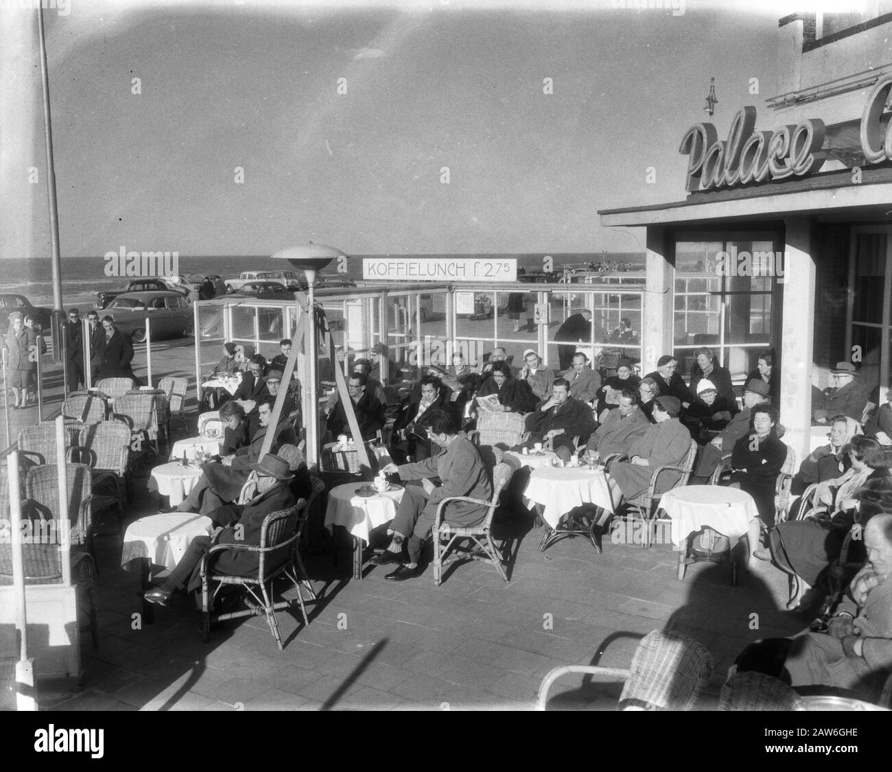 Menschen in der Sonne auf den Terrassen am Scheveninger Boulevard Datum: 1. Februar 1959 Schlüsselwörter: Menschen, TERRASSEN Stockfoto