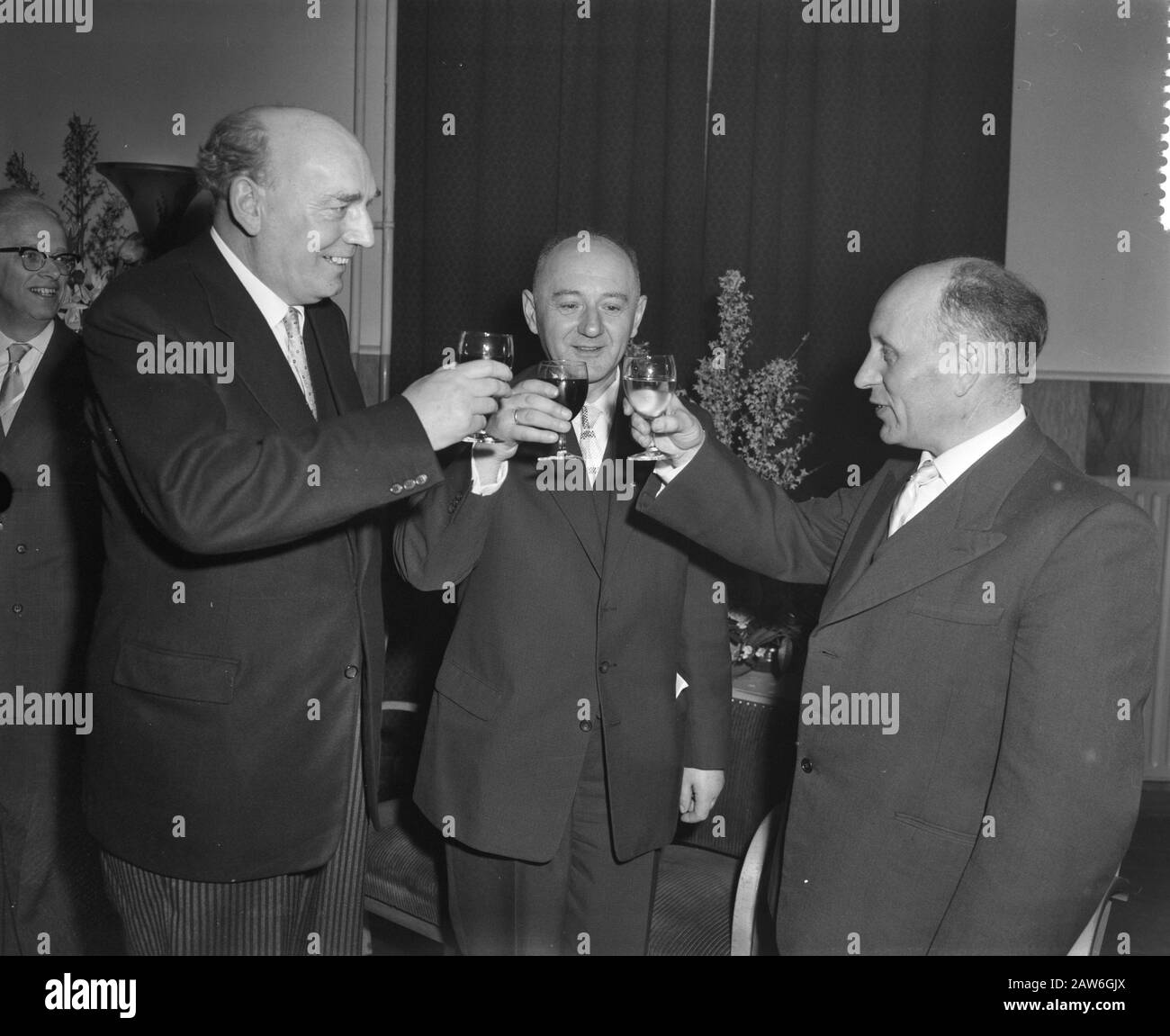 Nationalausschuss gegen Alkoholismus feiert Goldenes Jubiläum, v. l.n.r. S. L. Hedding, S. S. Smit, Sekretär Dr. H. Cooper, voorz.NCA Datum: 14. Februar 1959 Personenname: PL Hedding, SS Smit Stockfoto