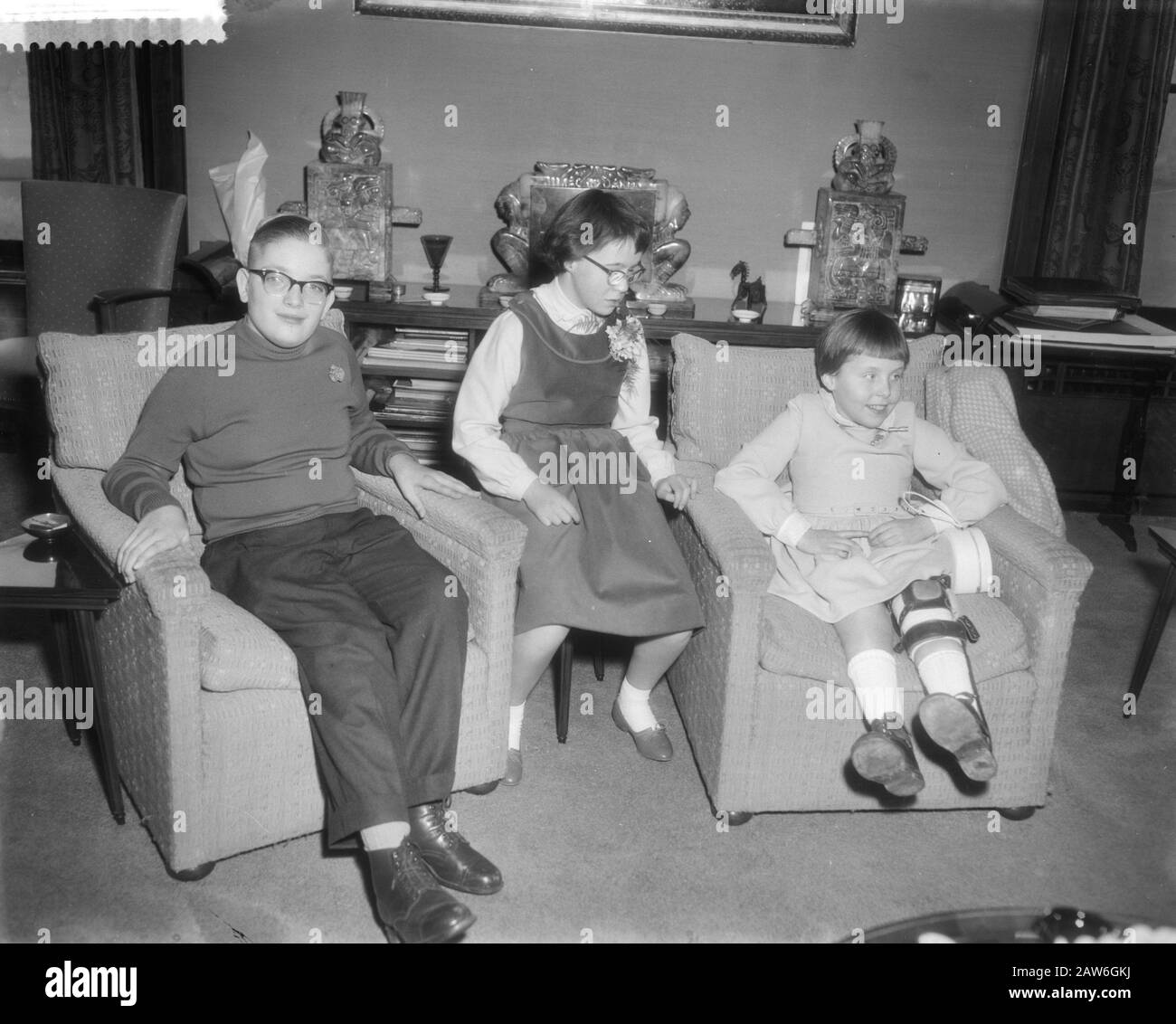 Prinzessin Marijke (l 13 Jahre alte Arie Groeneveld, rechts, 11 Jahre alte Mary Baker.). Foundation Fourth Prince Child Datum: 18. Februar 1959 Schlüsselwörter: Kinder, Prinzessinnen, Stiftung Personenname: Bakker Mary, Christina, Prinzessin, Groeneveld Arie, Marijke, Prinzessin Institution Name: Stiftung Fourth Prince Child Stockfoto