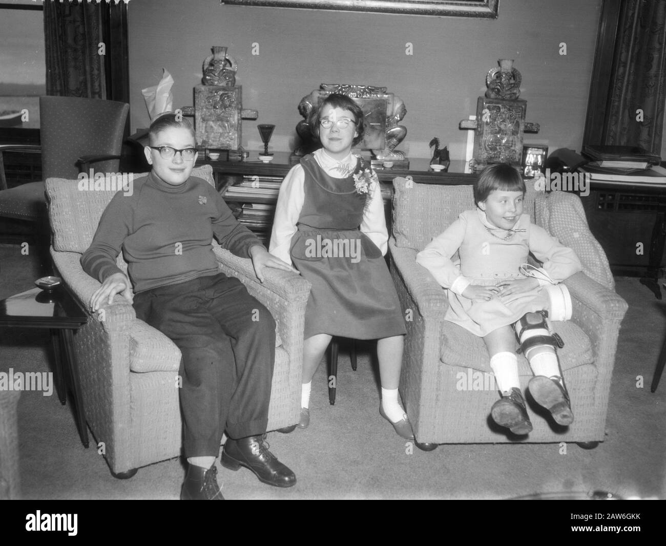 Prinzessin Marijke (l 13 Jahre alte Arie Groeneveld, rechts, 11 Jahre alte Mary Baker.). Foundation Fourth Prince Child Datum: 18. Februar 1959 Schlüsselwörter: Kinder, Prinzessinnen, Grundmauern Personenname: Bakker Mary, Christina, Prinzessin, Groeneveld Arie, Marijke, Prinzessin Stockfoto