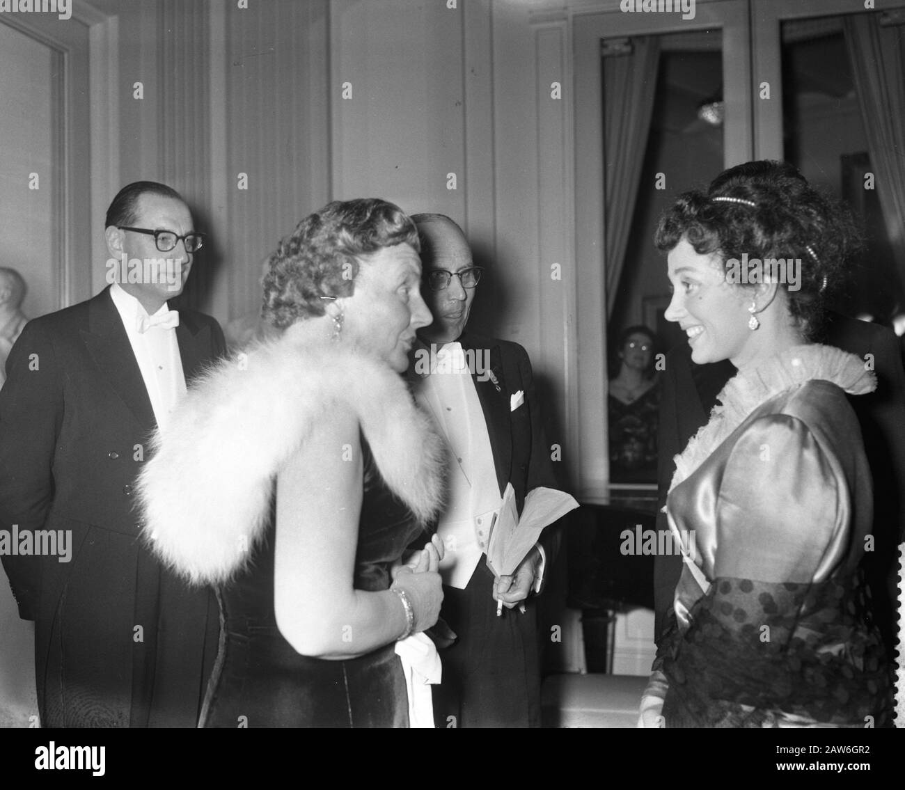 Königin Juliana war bei der offiziellen Eröffnung der 24. Buchwoche im Stadttheater in Amsterdam anwesend Datum: 27. Februar 1959 Ort: Amsterdam, Noord-Holland Schlüsselwörter: Queens Person Name: Juliana (Königin Niederlande) Stockfoto