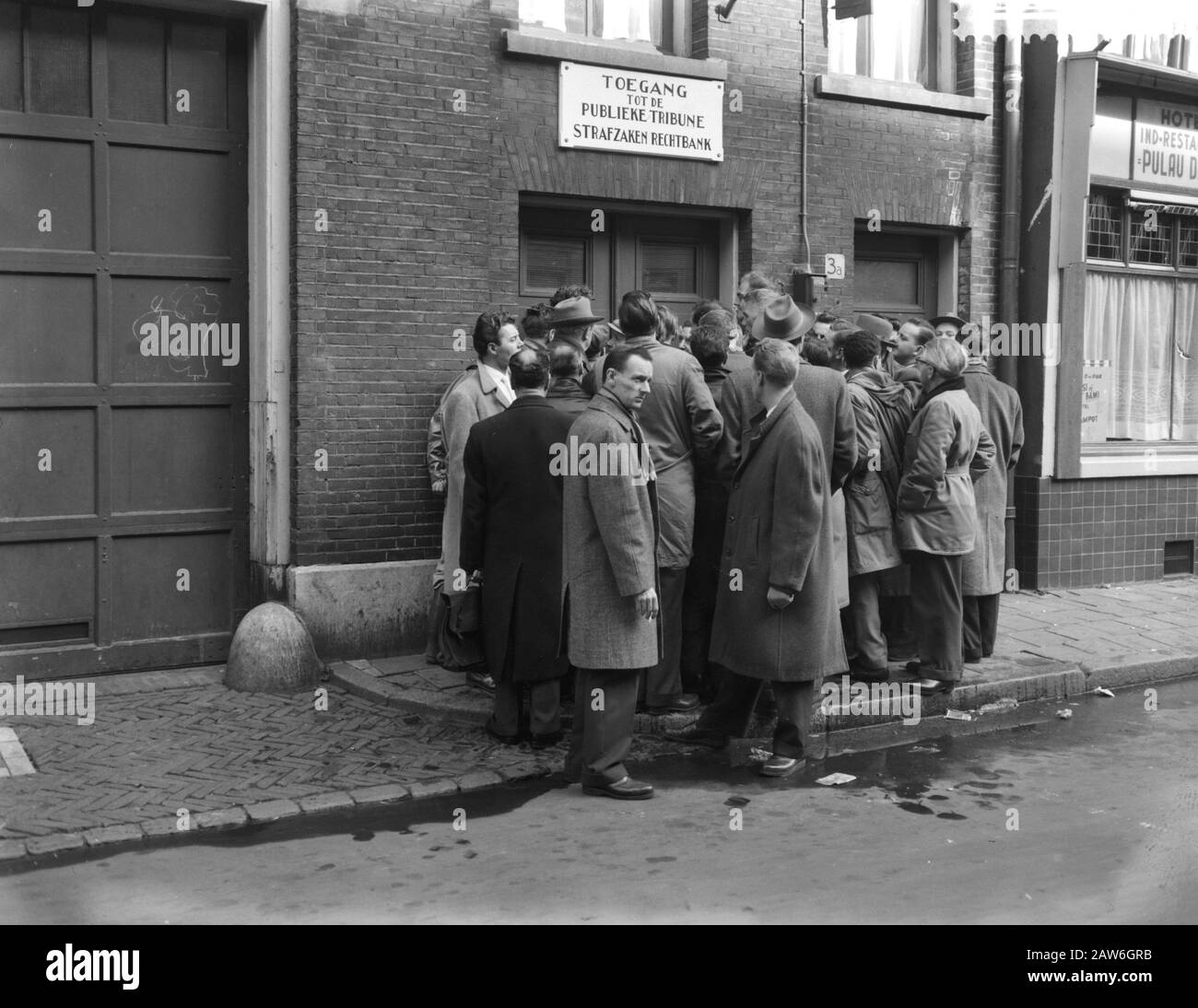 Rechtsstreit: Kees Manders und Teun Van der Vaart, Interesse am Eingang der Galerie Datum: 6. März 1959 Schlüsselwörter: Recht Stockfoto