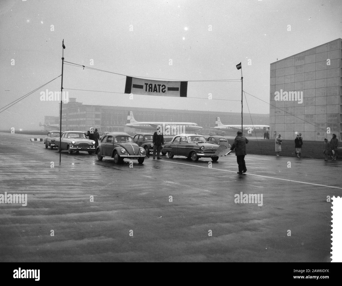 KLMautoralley, Beginn der Sonderstufe auf einer Landebahn, ZD34-50 (Res BB Reedijk) VK27-26 (Kite WAC De Vries) Datum: 21. März 1959 Stockfoto