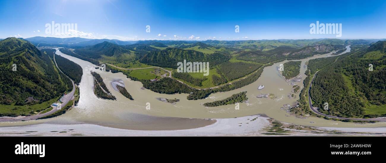 Luftpanorama über dem Katunfluss in den Altai-Bergen mit grünen Bäumen, blauem Himmel und Wolken. 360-Grad-Antennenpanor mit vollem VR Stockfoto