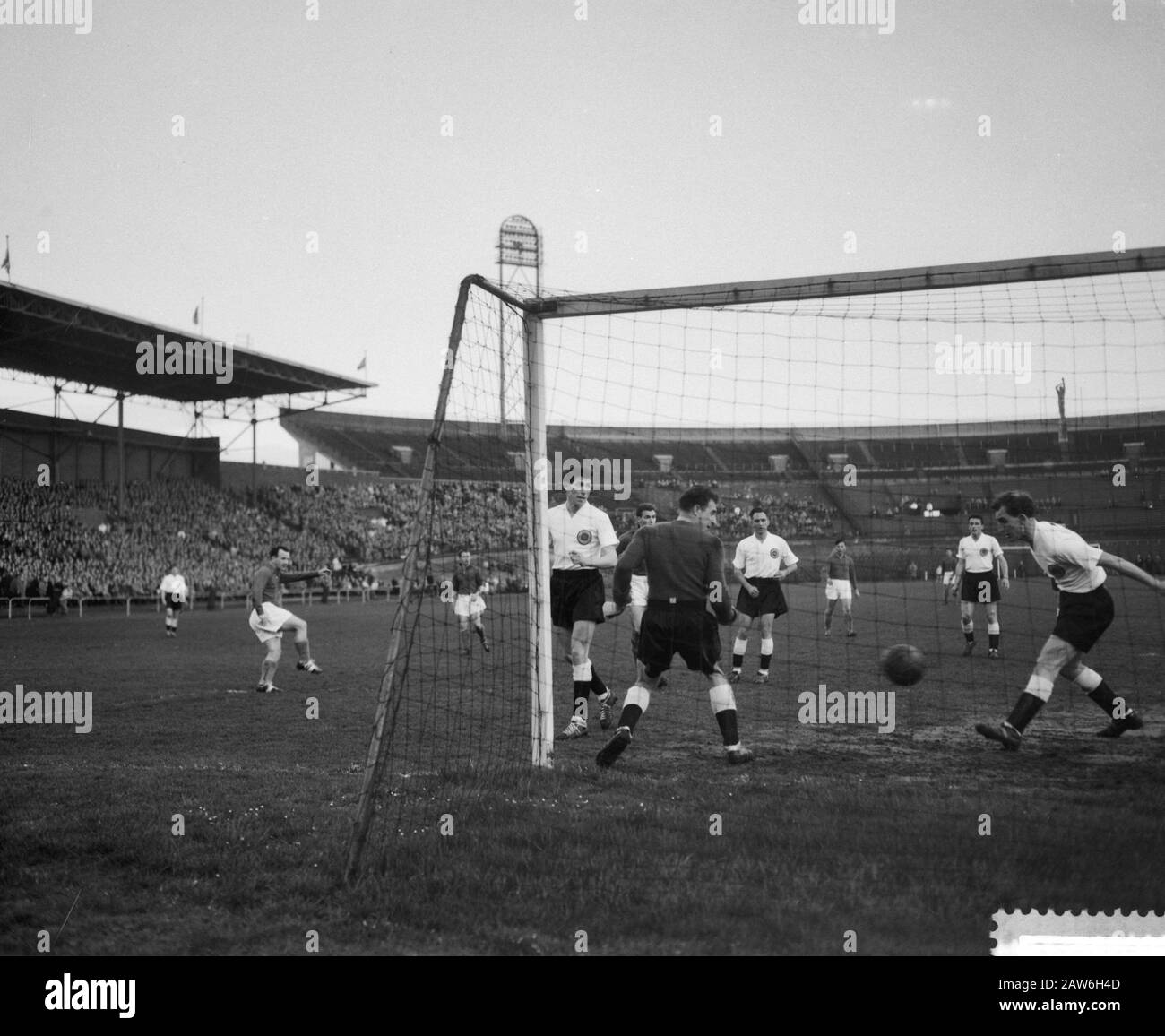 Übungsspiel vorläufiger niederländischer Kader für London Kombination im Olympiastadion. Das erste niederländische Tor von Kees Rijvers Anmerkung: Kees Rijvers (links) schießt Datum: 8. April 1959 Ort: Amsterdam, Noord-Holland Schlüsselwörter: Sport, Fußball Personenname: Rijvers, Kees Stockfoto