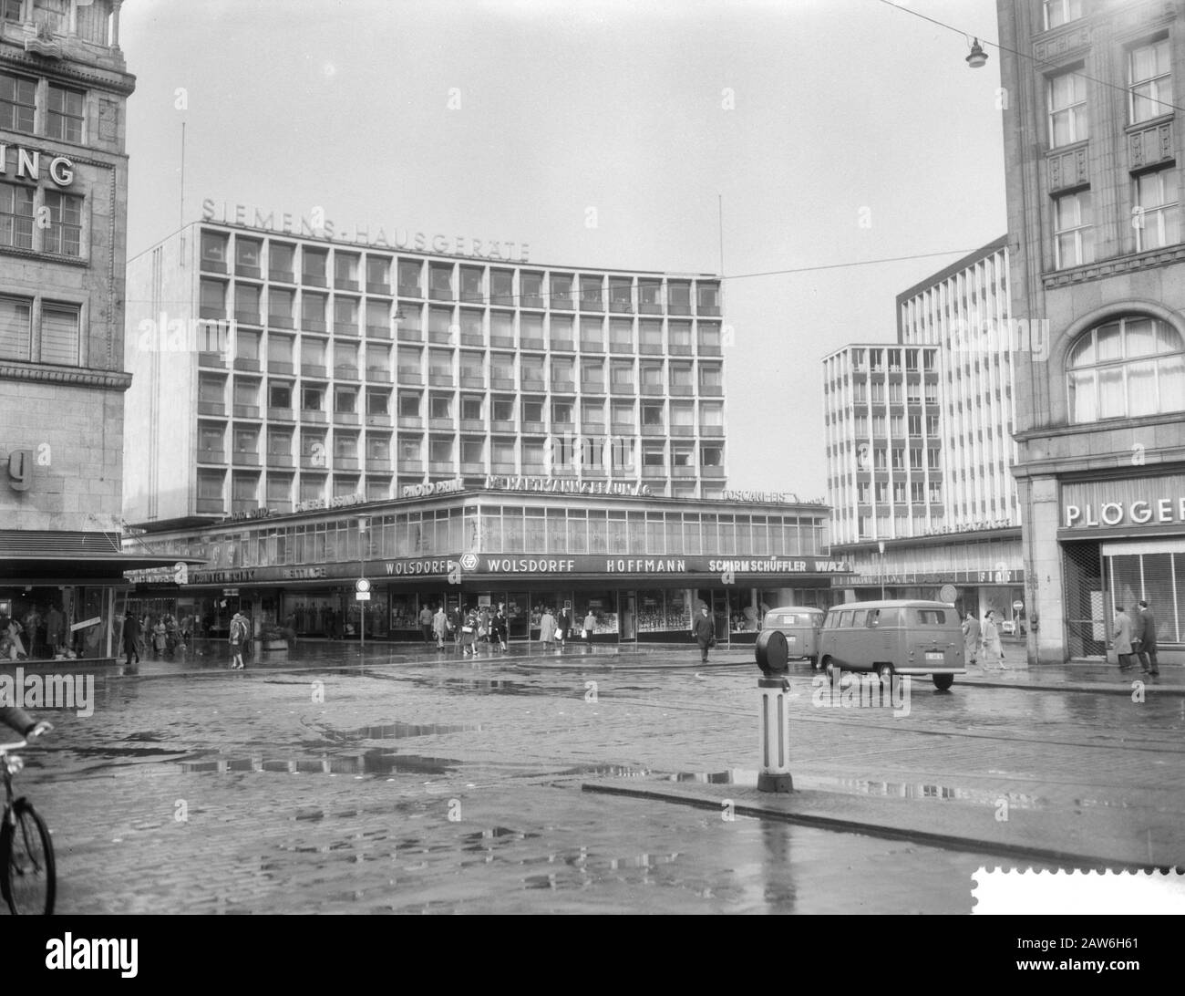 Moderne Geschäfte und Wohnungen in Essen Datum: 11. April 1959 Stockfoto