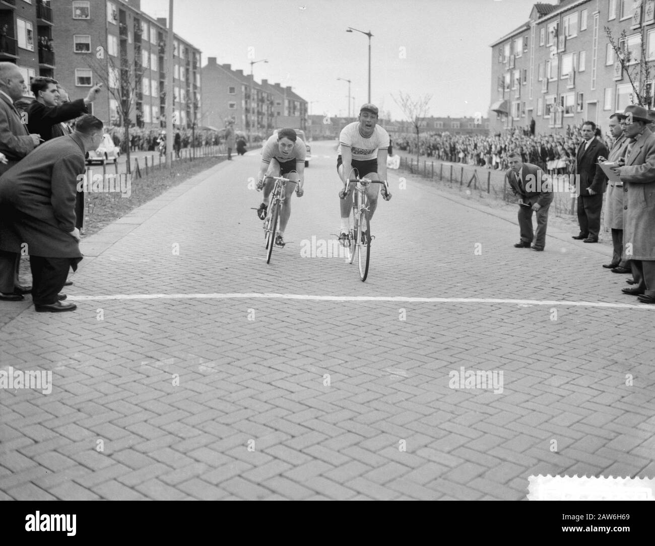 Eröffnung der wielerwegseizoen The Ronde van Noord Holland, Ziel rechts Harry Scholten Sieger und links Jan Hugens zweites Datum: 12. April 1959 Schlagwörter: Radfahrer Name: Hugens, Jan Scholten, Harry Stockfoto