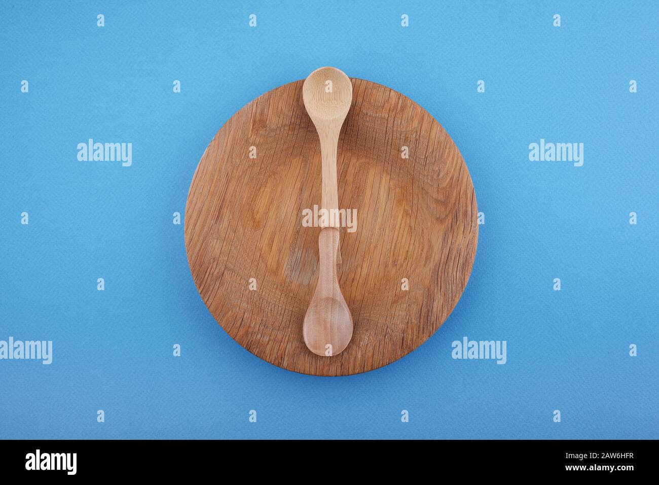 Holzplatte mit Löffeln, intermittierendes Fastenkonzept, ketogene Ernährung, Gewichtsverlust. Flaches Lay Stockfoto