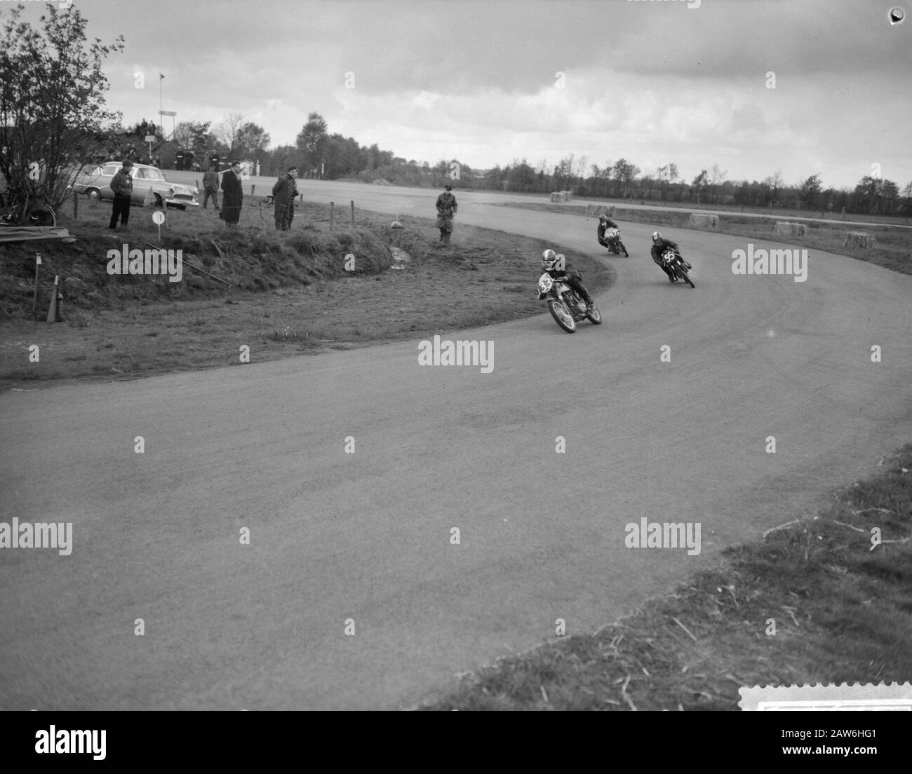 Nationale Rennen in Assen im niederländischen Camp. V. l.n.r. 33 H. Van Marle (Uitgeest) 55 AH King (Haarlem), 47 H. Vink (Maasland) Datum: 2. Mai 1959 Stockfoto