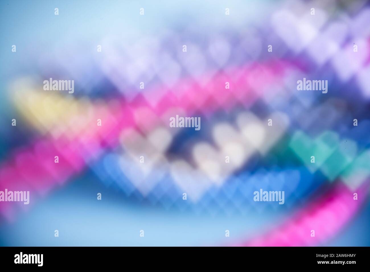 Entschärfte leuchtende Bokeh-Lichter. Mardi Gras färbt Hintergrund Stockfoto