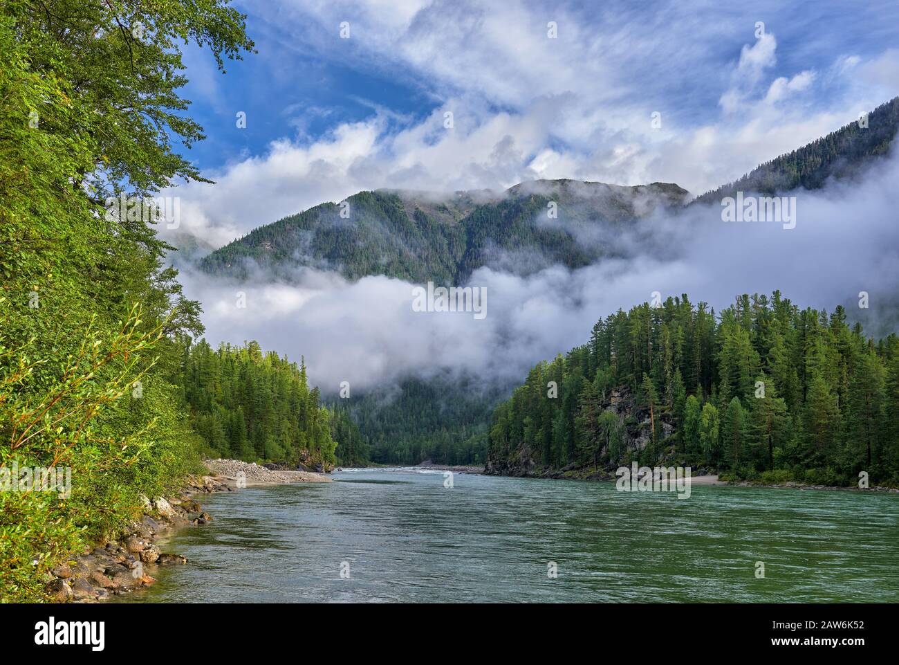 Nebel über sibirischem Fluss im August. Kitoy River. Sayan Mountains. Burjatia Stockfoto