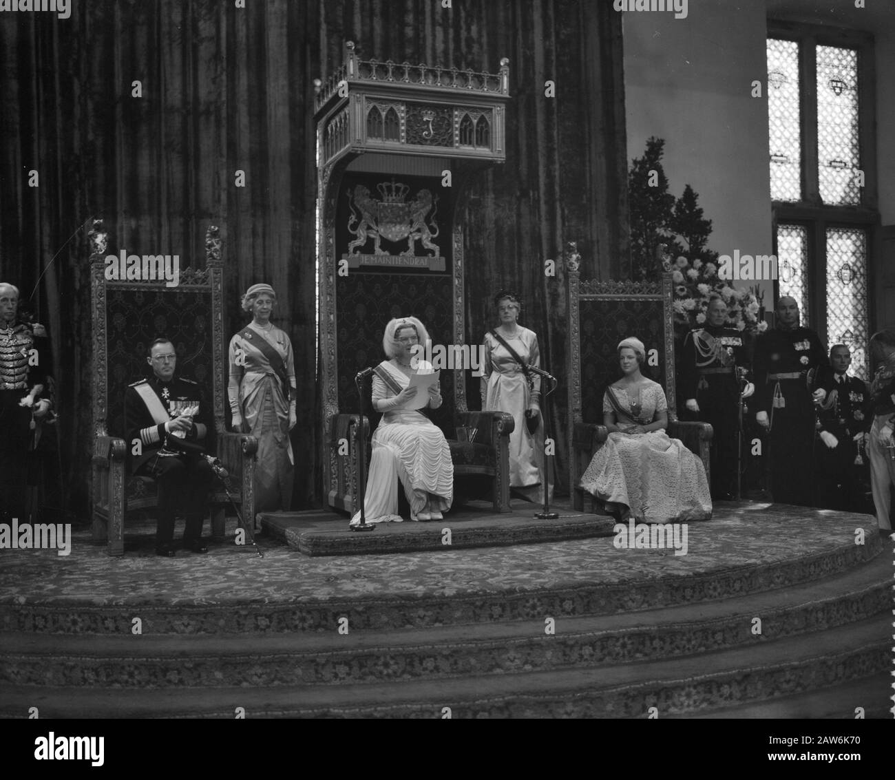 Haushaltstag 1959 Eröffnung des Parlaments, Rede von der Thronrede v.l. Prinz Bernhard, Königin Juliana und Prinzessin Irene Datum: 15. September 1959 Ort: Den Haag, Südholland Schlüsselwörter: Queens, Princes, Prinzessinnen, Thronreden Personenname: Bernhard (Prinz Niederlande), Irene (Prinzessin Niederlande), Juliana (Königin Niederlande): Pot, Harry/Anefo, Urheberrechtsinhaber: National Archives Material Typ: Negative (schwarz/weiß) Archivinventarnummer: Siehe Zugriff 2.24.01.04 Stockfoto