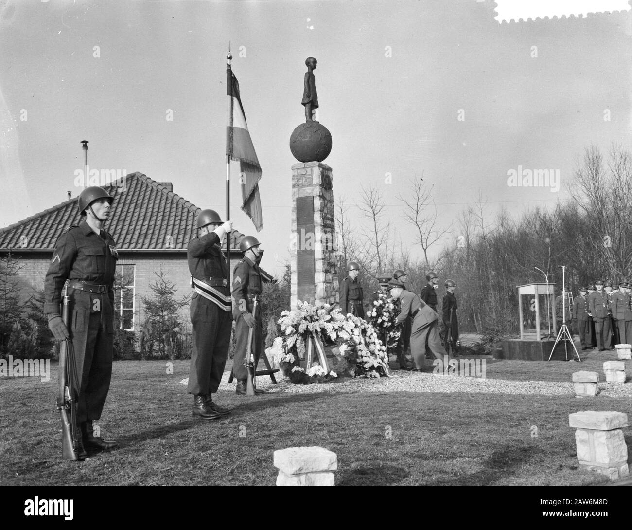 Enthüllung der Gedenkstätte für die Opfer der Korea-Abtrennung im Lager Oirschot Datum: 19. Dezember 1959 Ort: Noord-Brandant, Oirschot Schlüsselwörter: Denkmäler, Enthüllungen: Rossem, Wim van/Anefo, Urheberrechtsinhaber: National Archives Material Typ: Negative (schwarz/weiß) Archivnummer: Siehe Zugang 2.24.01.04 Stockfoto