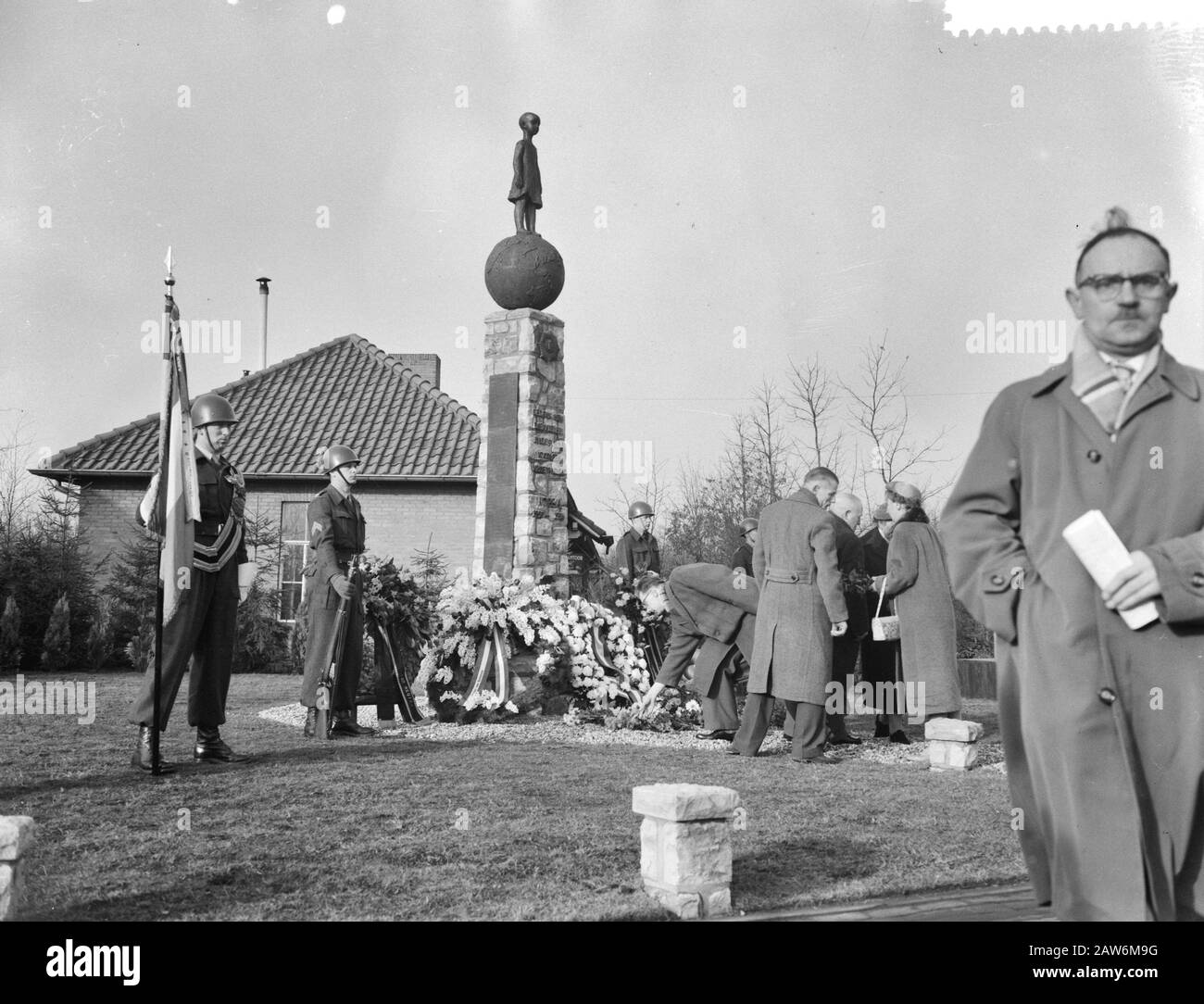 Enthüllung des Gedenkens an die Opfer der Korea-Loslösung im Lager Oirschot, die das Denkmal des Staates M.R.H. enthüllt Calmeyer Datum: 19. Dezember 1959 Ort: Oirschot Schlüsselwörter: Denkmäler, Enthüllungen Personenname: Calmeyer, M.R.H. Stockfoto