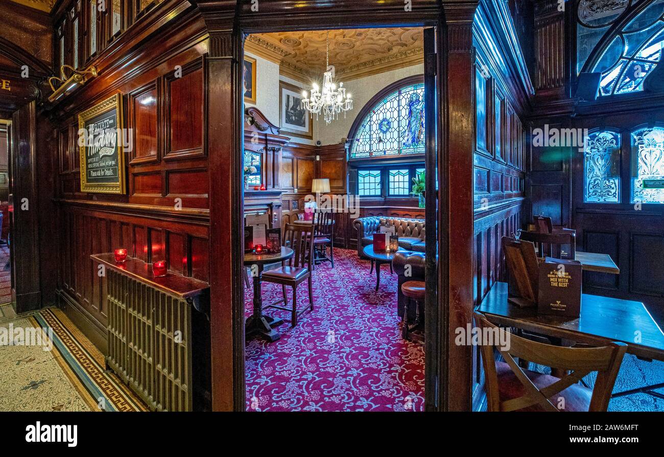 Das Innere des Pubs Philharmonic Dining Rooms in Hope Street, Liverpool, bevor es zu einem denkmalgeschützten Gebäude wird. Stockfoto