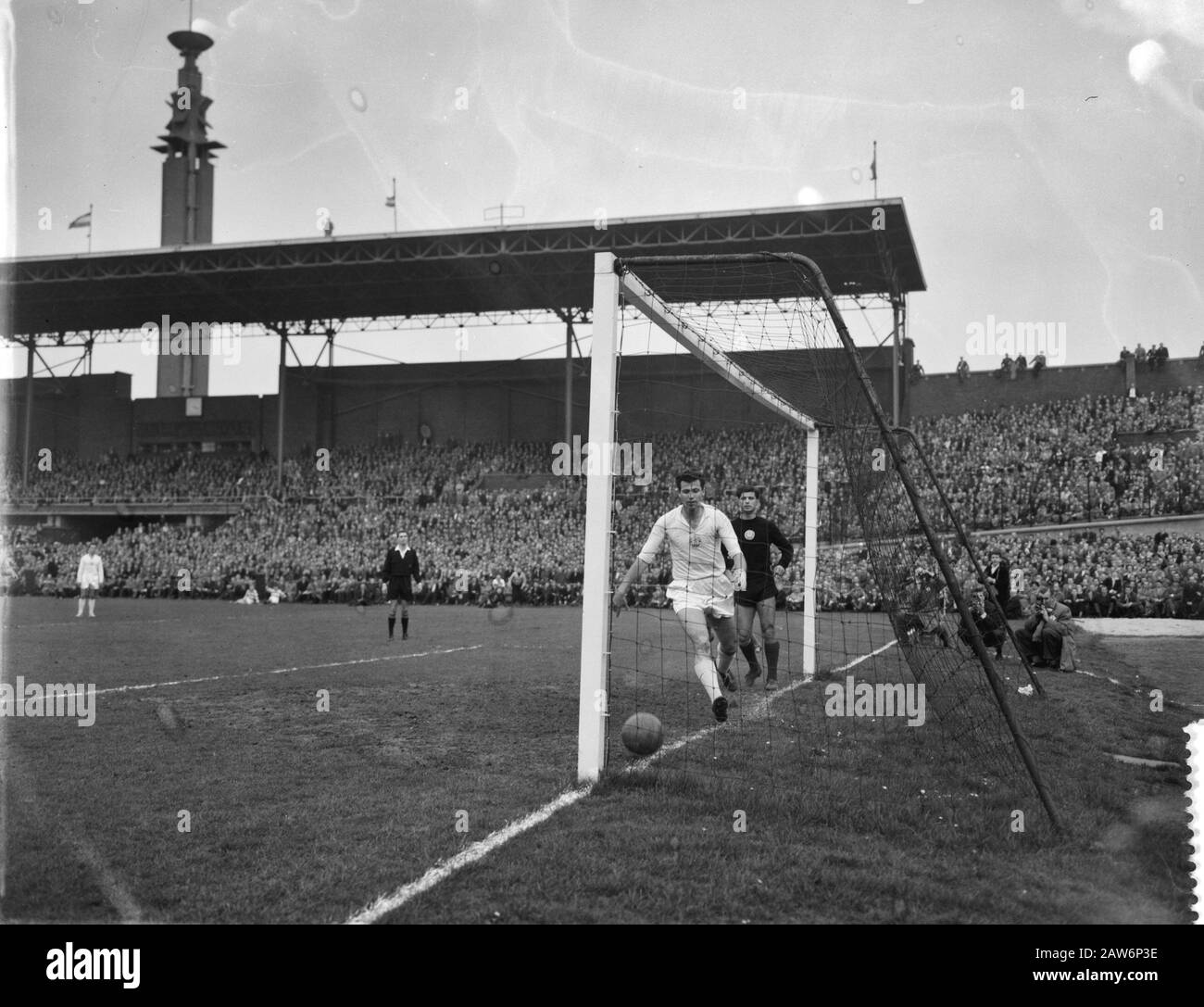 Niederlande gegen Bulgarien 4-2 im Olympiastadion viertes Tor von H. Großkeeper Maydenov Uhren Datum: 3. April 1960 Ort: Bulgarien, Niederlande Schlagwörter: Tore, Torhüter Personenname: Groß, H., Maydenov Institution Name: Olympiastadion Stockfoto