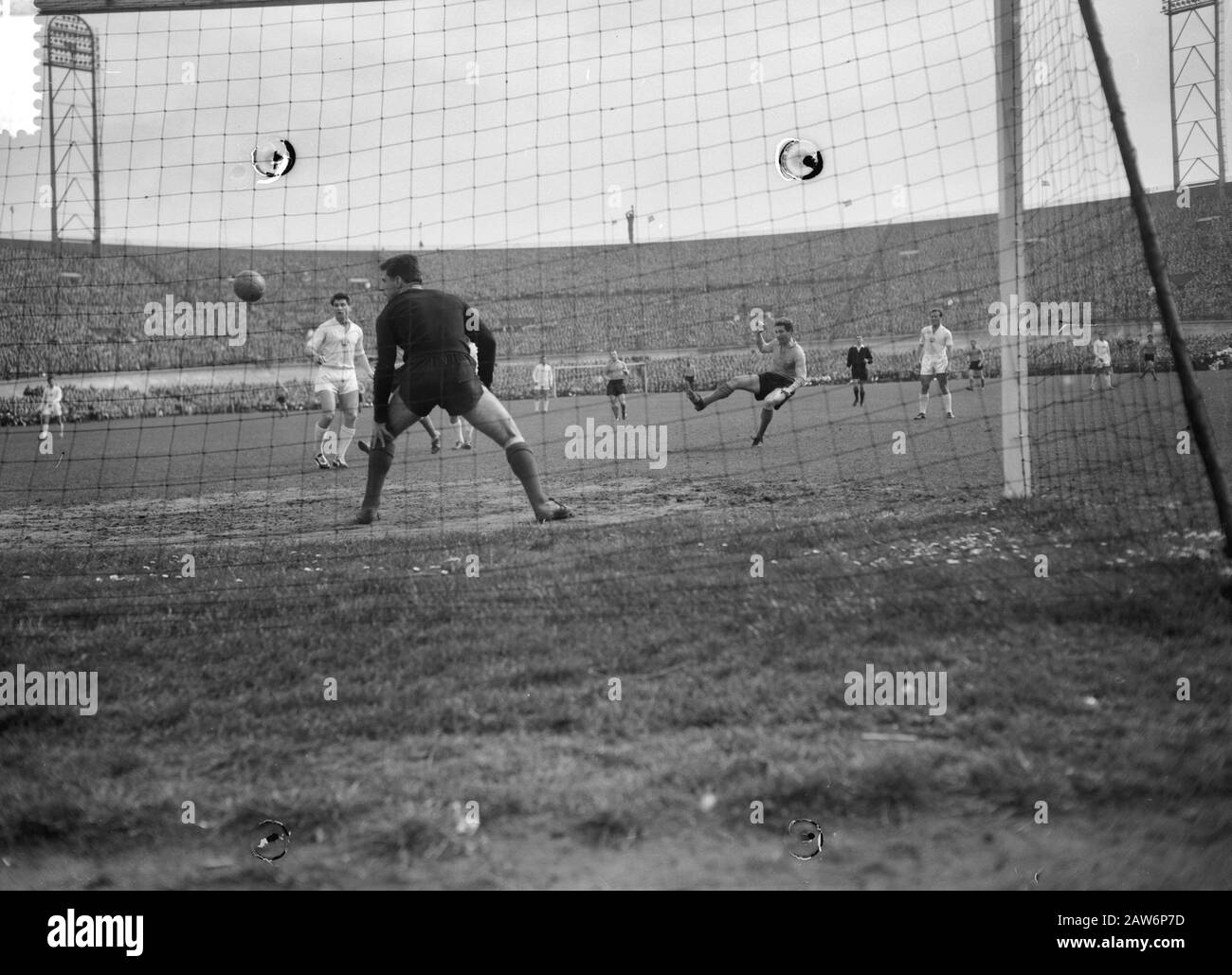 Niederlande gegen Bulgarien 4-2 im Olympiastadion zweites Tor von T. Linden (rechts) Keeper Maydenov ist im Gefängnis Datum: 3. April 1960 Ort: Bulgarien, Niederlande Schlüsselwörter: Tore, Torhüter Personenname: Maydenov, T. Linden Institution Name: Olympiastadion Stockfoto