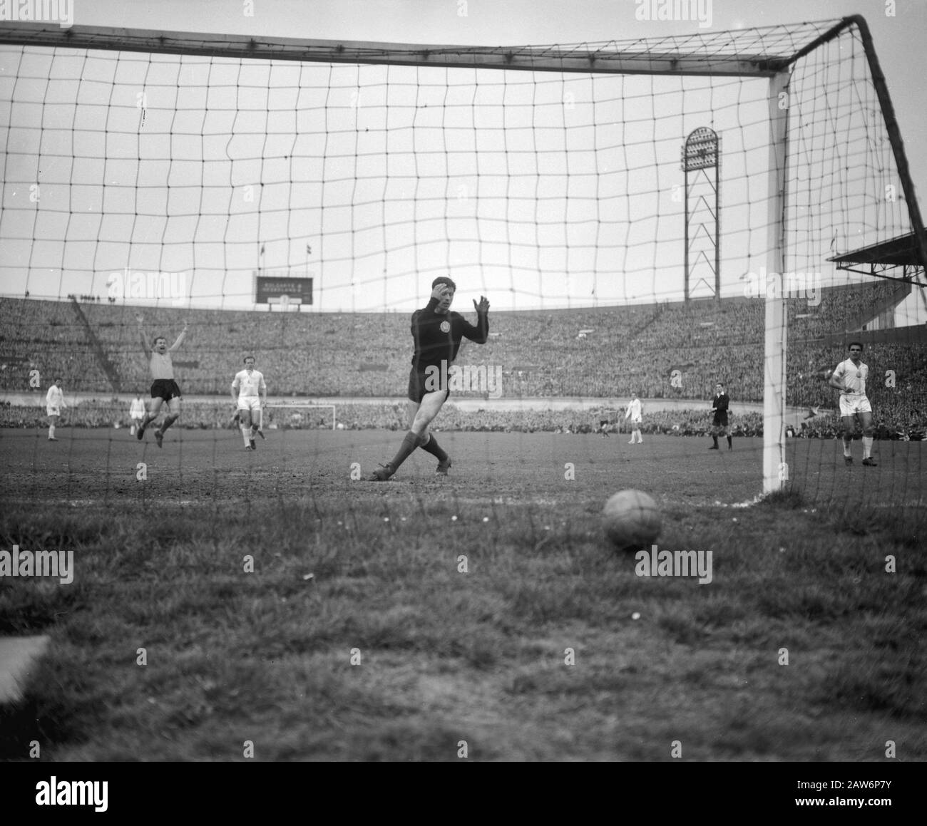 Niederlande gegen Bulgarien 4-2 im Olympiastadion drittes Tor von T. Linden, links jubilant P. von Kuyl Datum: 3. April 1960 Ort: Bulgarien, Niederlande Schlagwörter: Ziele Personenname: S. von Kuyl Institution Name: Olympiastadion Stockfoto