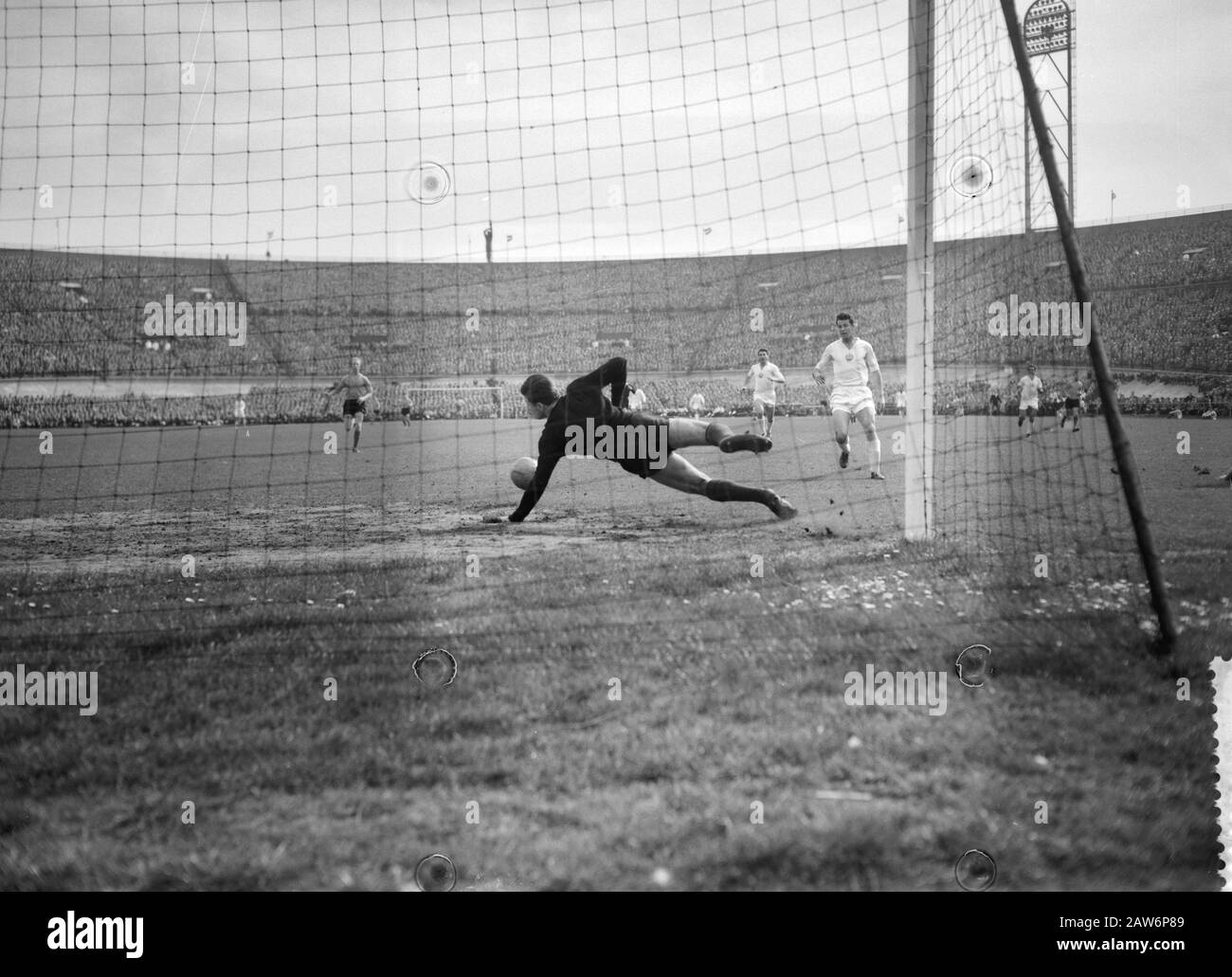 Niederlande gegen Bulgarien 4-2 im Olympiastadion erstes Tor von T. Lindener Keeper Maydenov i gepasseerd Datum: 3. April 1960 Ort: Bulgarien, Niederlande Schlüsselwörter: Tore, Torhüter Personenname: Maydenov, T. Linden Institutionenname: Olympiastadion Stockfoto