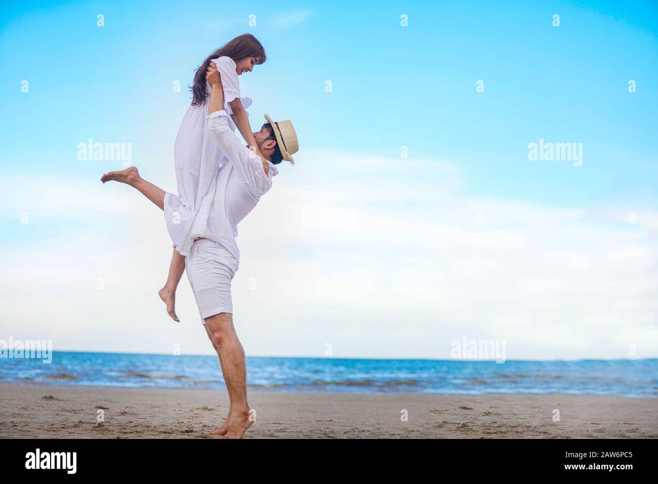 Gerne Romantische Paare Liebhaber Hande Halten Zusammen Zu Fuss Auf Den Strand Stockfotografie Alamy