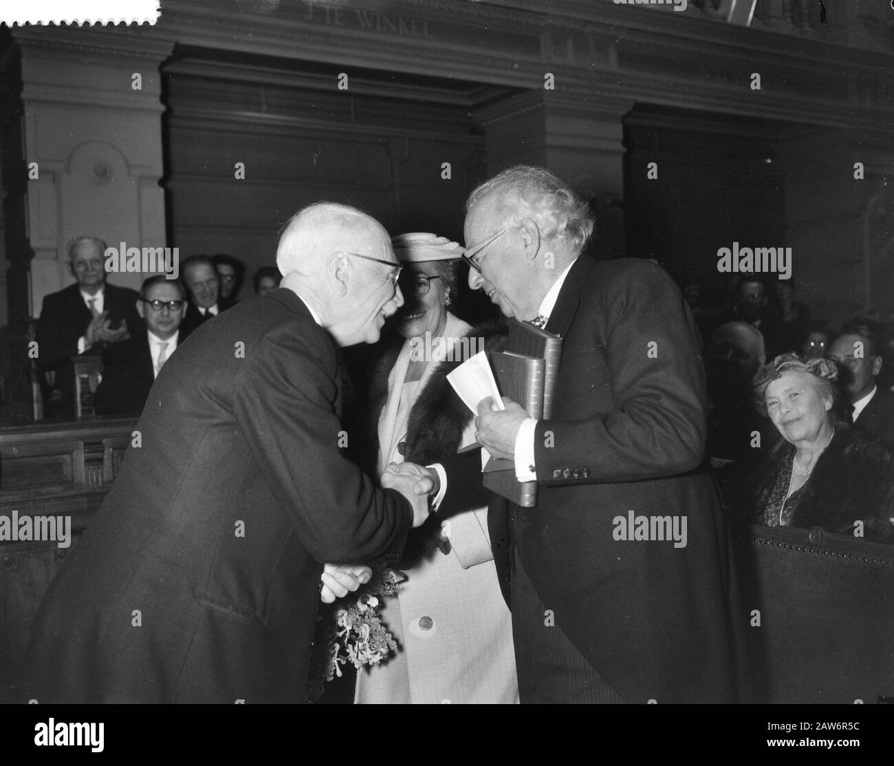 Prof. Van den Bergh hält valediktorialen Vortrag, Professor von Poelje Left, Centre van den Bergh. Datum: 2. Juli 1960 Schlüsselwörter: Abschiedshochschulen Personenname: Prof. von Poelje Stockfoto