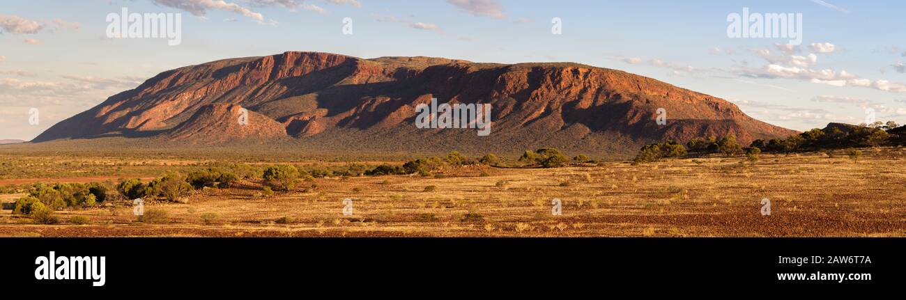 Ein horizontales Panorama des Mount Augustus im goldenen Stundenlicht in der Gascoyne-Region von Western Australia. Stockfoto