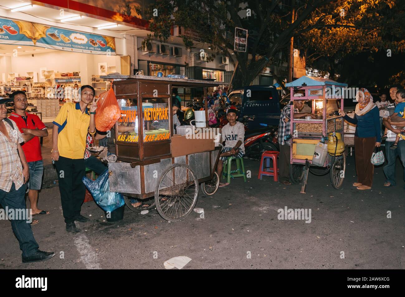 Manado, NORTH SULAWESI, INDONESIEN - 3. AUGUST 2015: Verkäufer von Straßennahrungsmitteln auf einer der Straßen von Manado am 3. August 2015 in Manado, Nord-Sulawesi, In Stockfoto