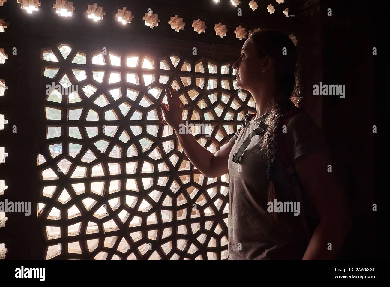Frau in der Nähe des Mosaikfensters in Humayuns Grab, Delhi, Indien Stockfoto