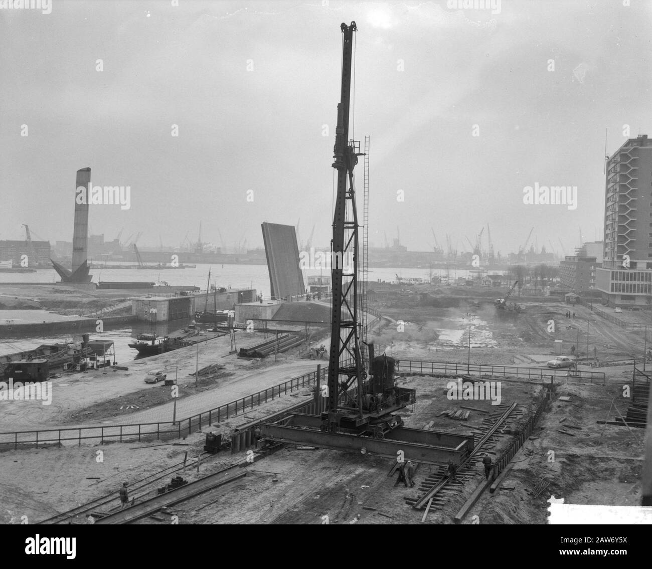 U-Bahn-Bau in Rotterdam, Arbeit am Schiedamsedijk Datum: 23. Januar 1961 Standort: Rotterdam, Südholland Schlüsselwörter: Arbeit, U-Bahn-Bau Stockfoto