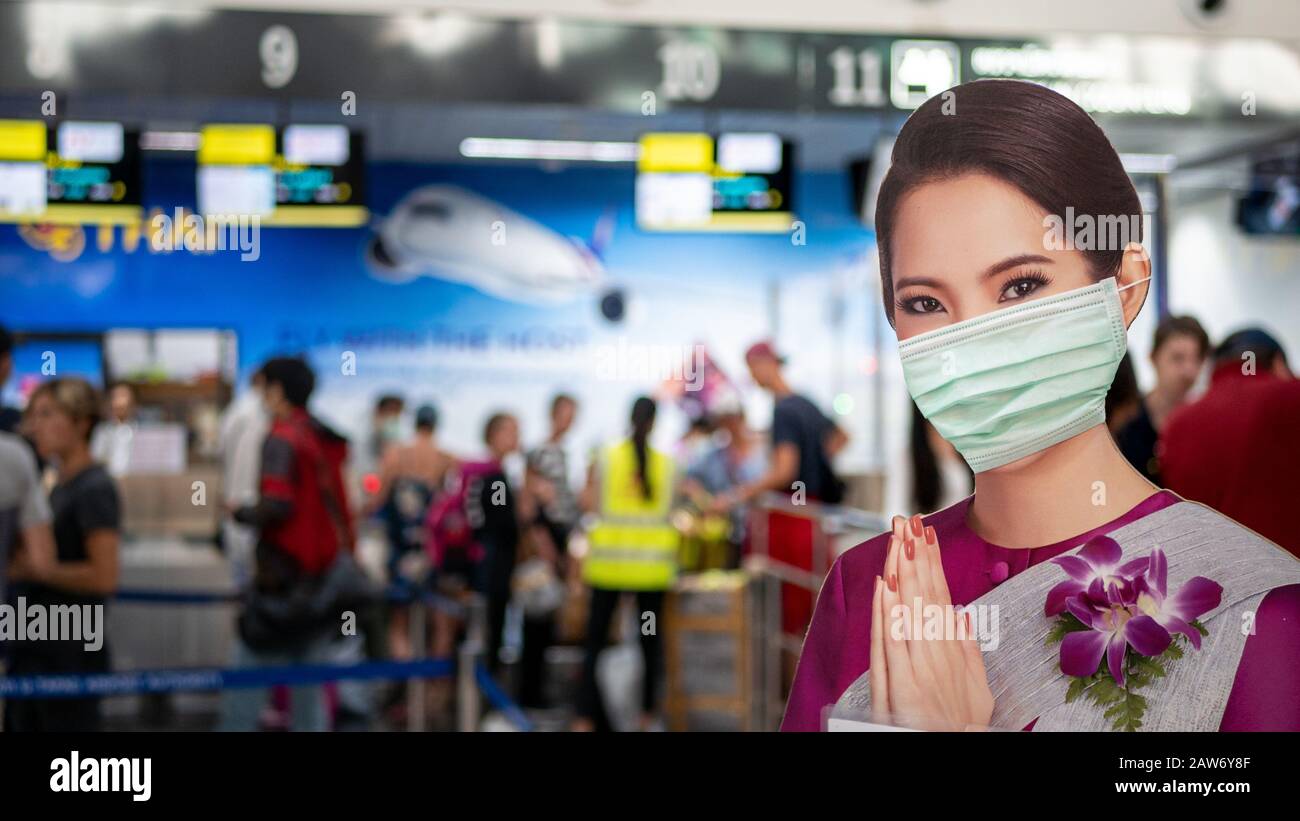 Pattaya, THAILAND - 4. FEBRUAR 2020: Air Hostess Willkommen standee tragen Schutzmaske am Check-in-Bereich, U-Tapao International Airport Terminal während Stockfoto
