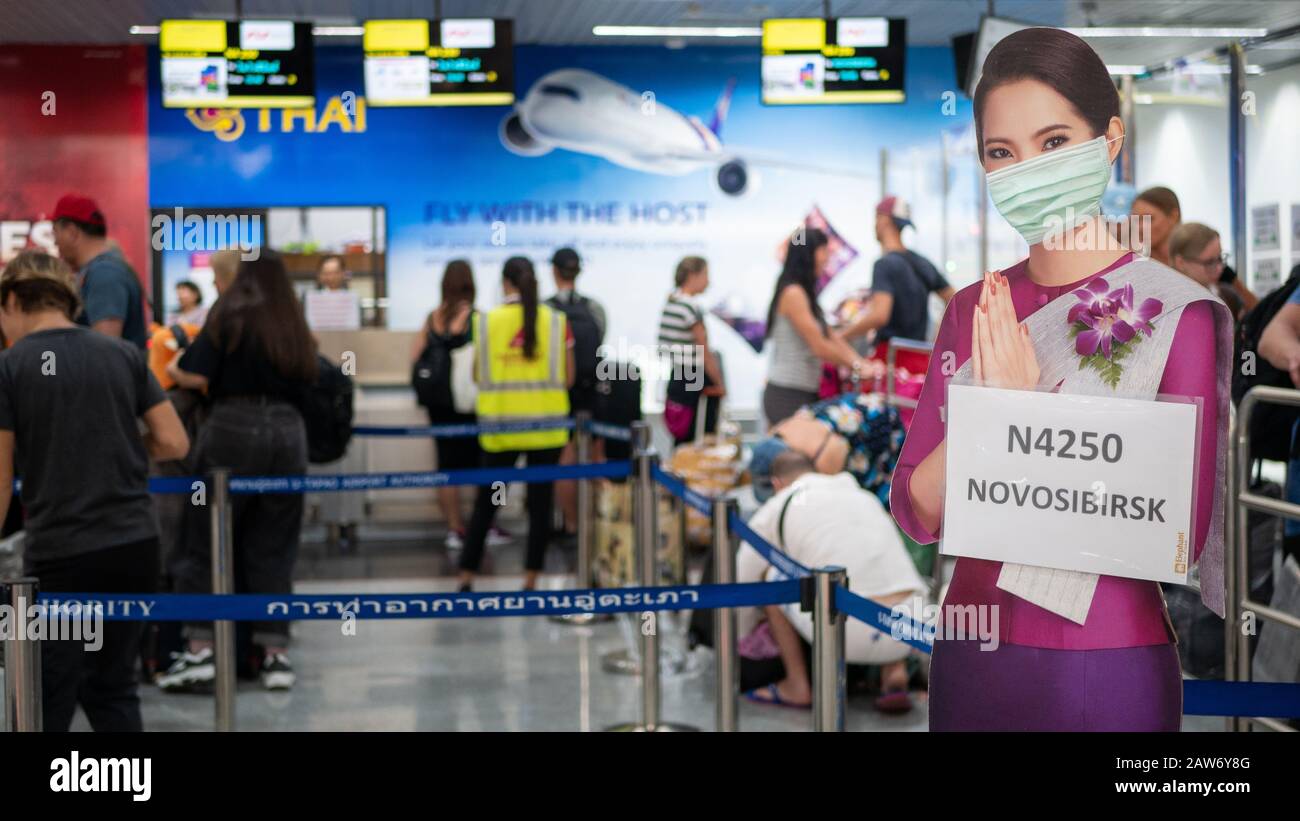 Pattaya, THAILAND - 4. FEBRUAR 2020: Air Hostess Willkommen standee tragen Schutzmaske am Check-in-Bereich, U-Tapao International Airport Terminal während Stockfoto