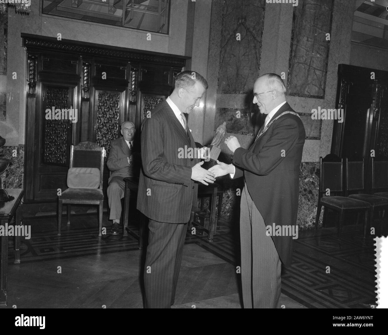 Front aufgrund der Abreise von K. Bumstead, Generalkonsulat von England in Amsterdam Datum: 24. Februar 1961 Ort: Amsterdam, Großbritannien Schlüsselwörter: Empfänge, Name der Person hinterlassen K. Bumstead Stockfoto