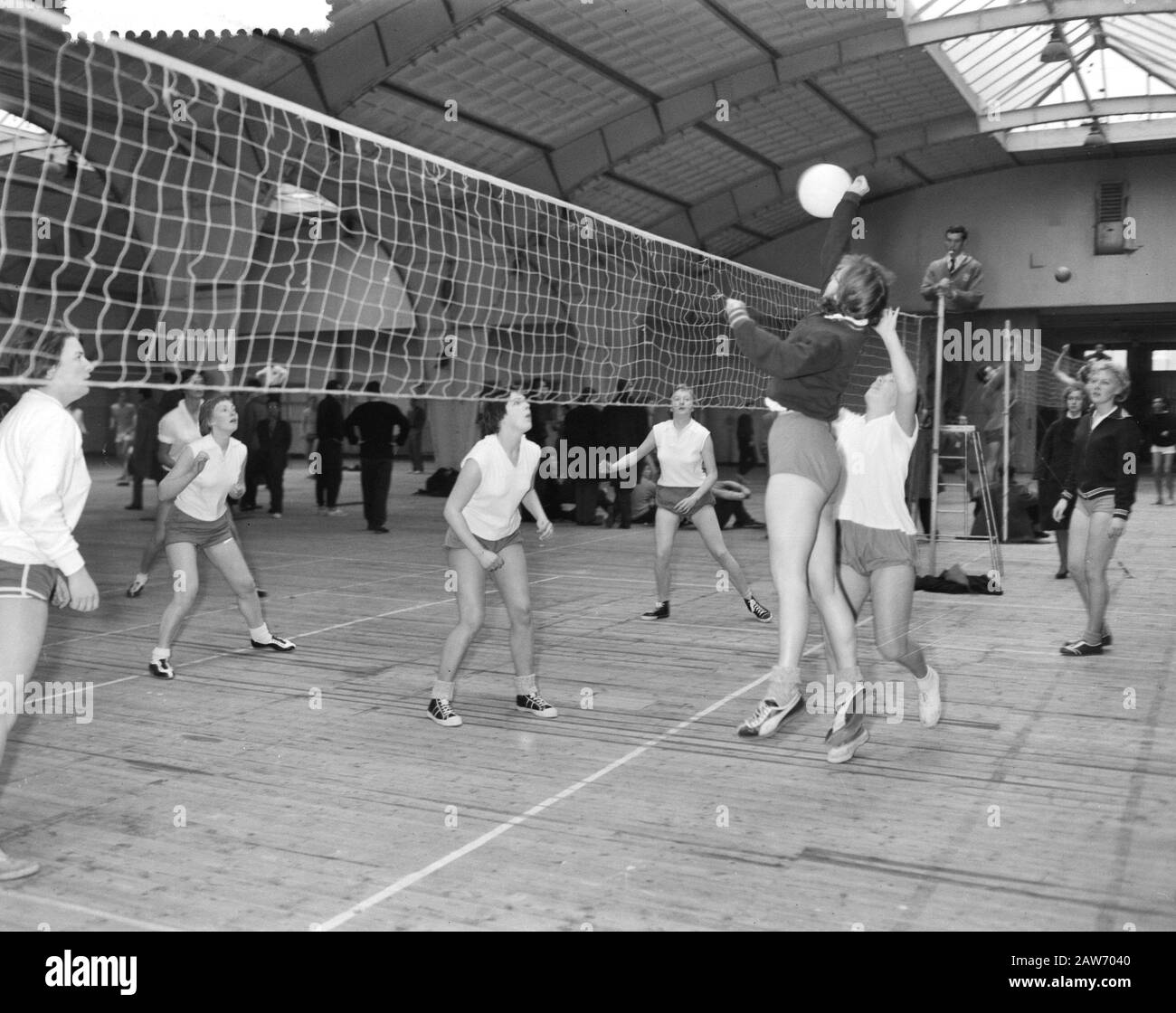 Niederländische Studentenweltmeisterschaften in Amsterdam. Volleyball Datum: 23. März 1961 Ort: Amsterdam, Noord-Holland Schlüsselwörter: Studenten, VOLLEYBALL, Meisterschaften Stockfoto