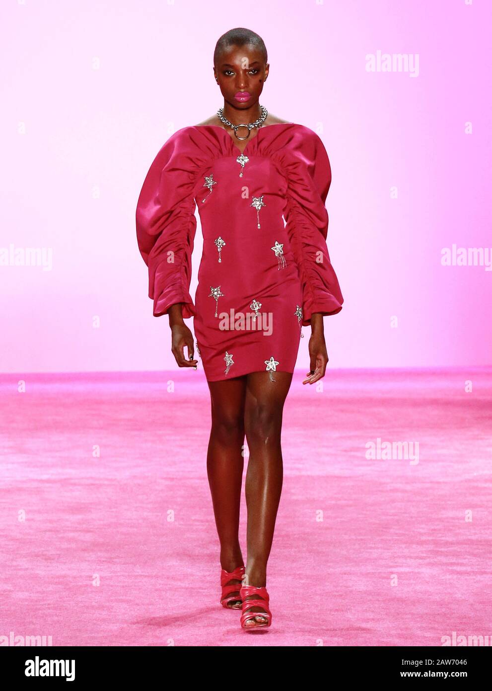 New York, NY - 06. Februar 2020: Ein Modell läuft auf der Christian Siriano Herbst Winter 2020 Modenschau während der New York Fashion Week die Landebahn Stockfoto