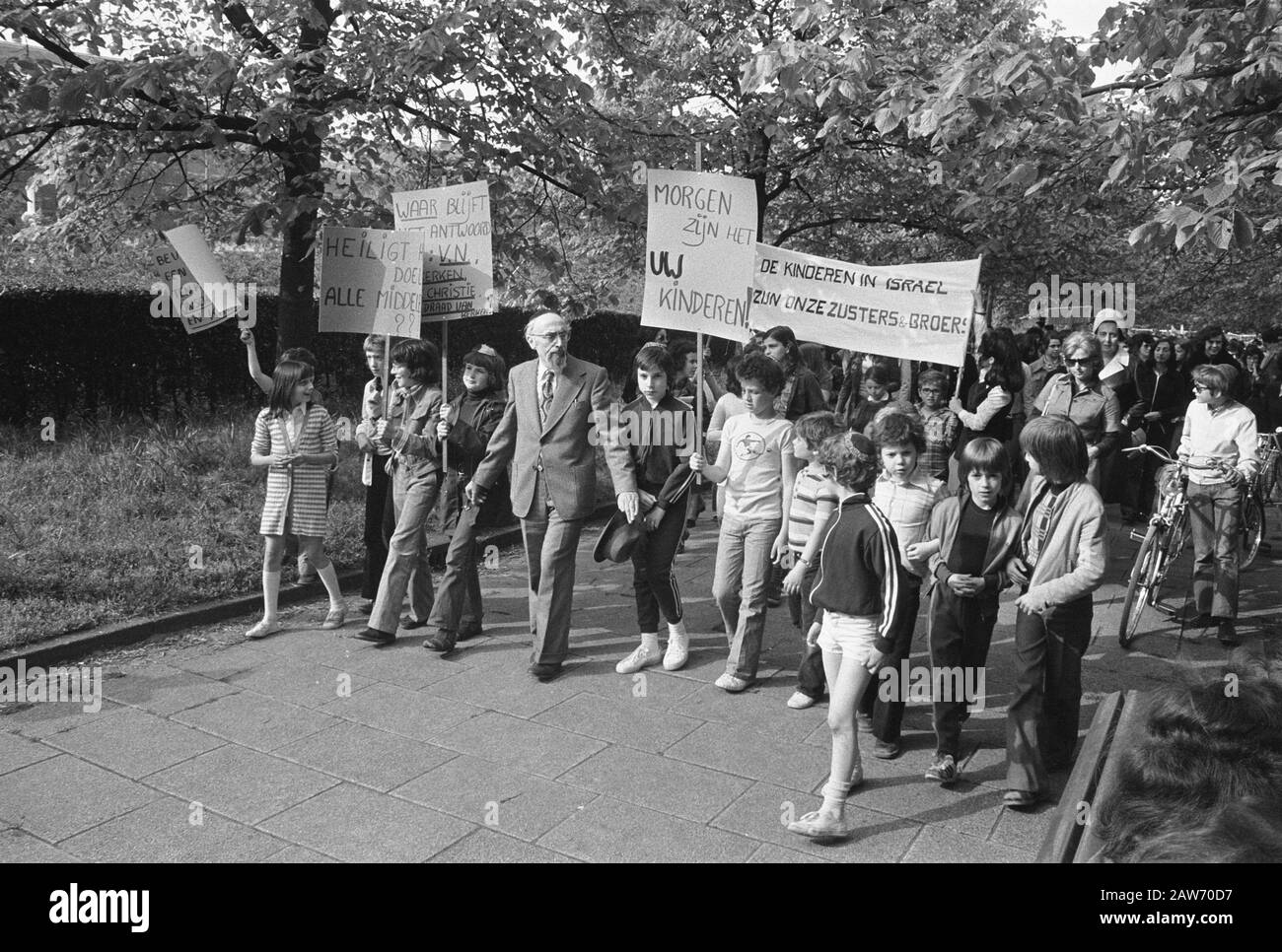 Mitglieder der jüdischen Gemeinde demonstrierten auf dem Museumplein gegen den Terror in Israel; Demonstranten auf dem Weg Datum: 15. Mai 1974 Schlüsselwörter: Protestierende Stockfoto