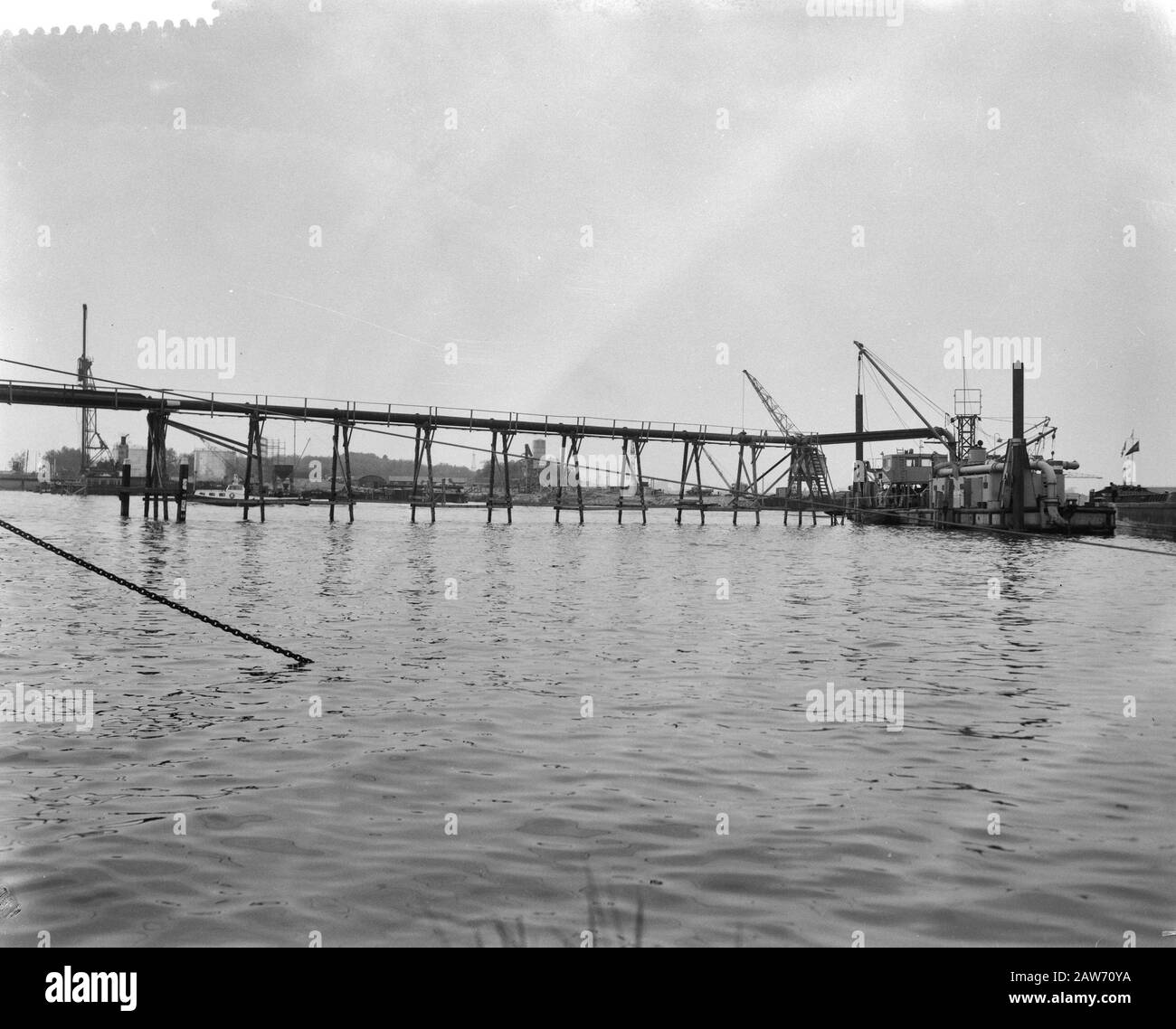 U-Bahn-Bau in Rotterdam. Insel Briene Roord mit Rohren, Baggerbrücke Datum: 25. Mai 1961 Standort: Rotterdam, South Holland Schlüsselwörter: Rohre, U-Bahn-Bau Stockfoto