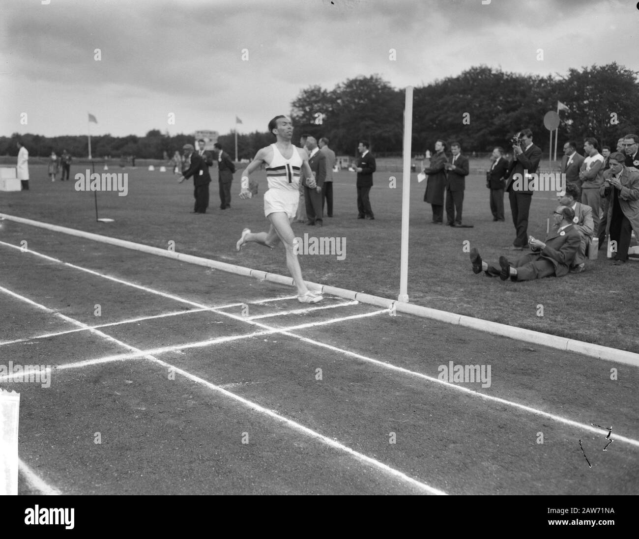 Leichtathletik-Wettbewerbe der Länder Niederlande gegen Belgien in Bergen op Zoom. Roger Moens (Belgien) gewinnt 800 Meter Datum: 23. Juli 1961 Ort: Bergen op Zoom Stichwörter: Athletics Person Name: Moens, Roger Stockfoto