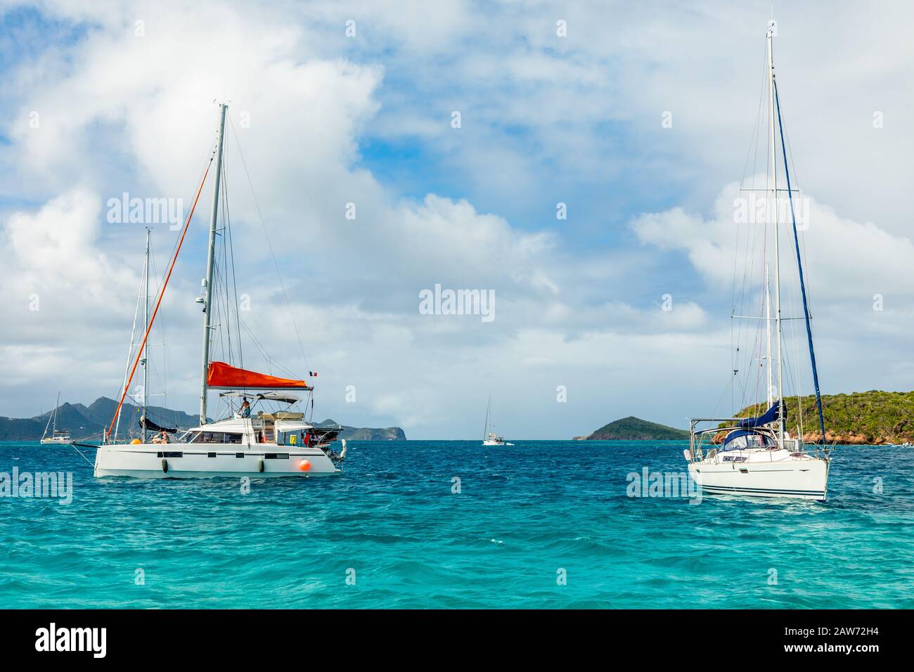 Türkisfarbenes Meer und verankerte Yachten und Katamarane, Tobago Cays, Saint Vincent und die Grenadinen, karibisches Meer Stockfoto